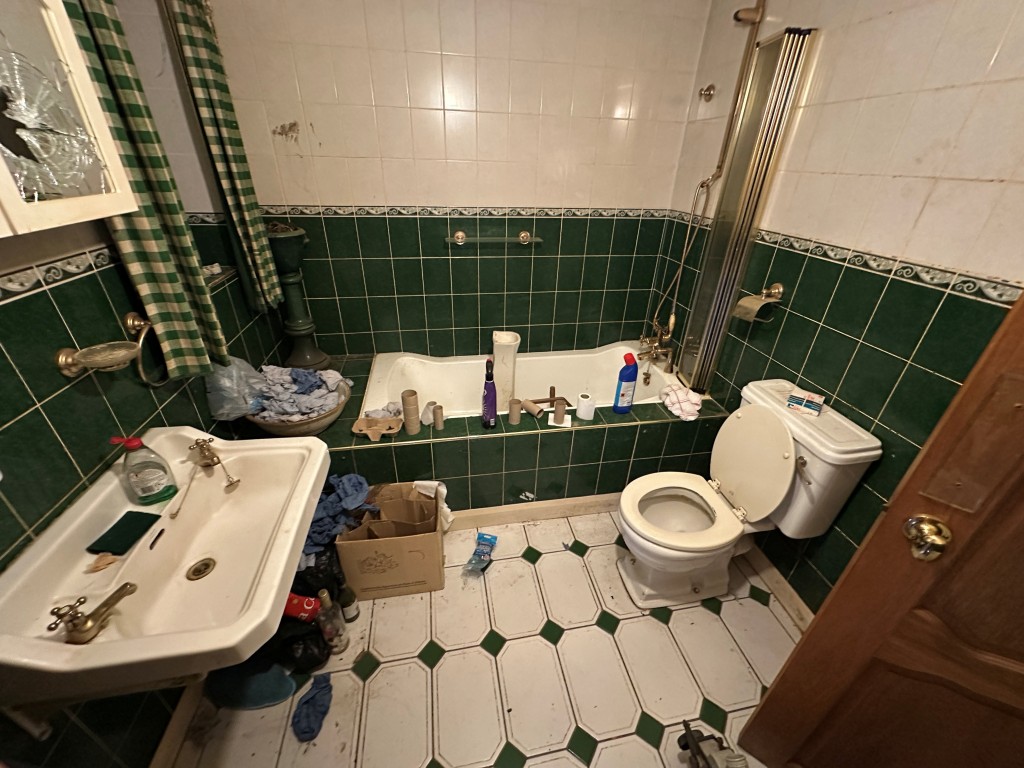 Lot: 227 - THREE-BEDROOM OLD SCHOOL UNIT WITH POTENTIAL - En-suite Bathroom into Main Bedroom and access from hallway